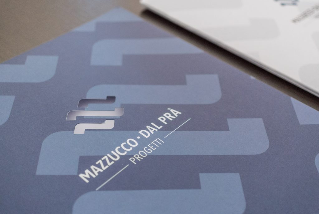 folder porta documenti con il nuovo logo fustellato Mazzucco Dal Prà Progetti